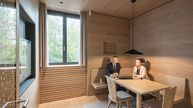 Natürliche Baustoffe, Funktionalität und moderne Technik prägen die neue Raiffeisenbank Filiale Traismauer. © Hertha Hurnaus