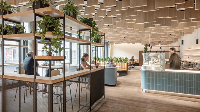 Im Café haben alle Zugang - egal, ob Raiffeisenbank-Kund:in oder nicht. Auch Mitarbeitende finden hier zusätzliche, legere Arbeits- und Besprechungsmöglichkeiten vor. © M.O.O.CON / Hertha Hurnaus