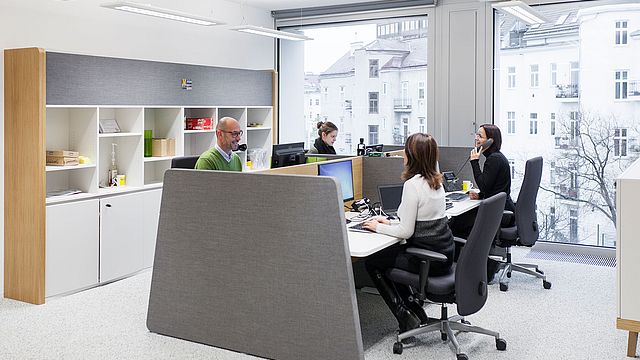 Open Office mit Komfort: Alle Arbeitsplätze haben Tageslicht. Verschiedene Raummodule sorgen für optischen und akustischen Komfort. © Walter Oberbramberger