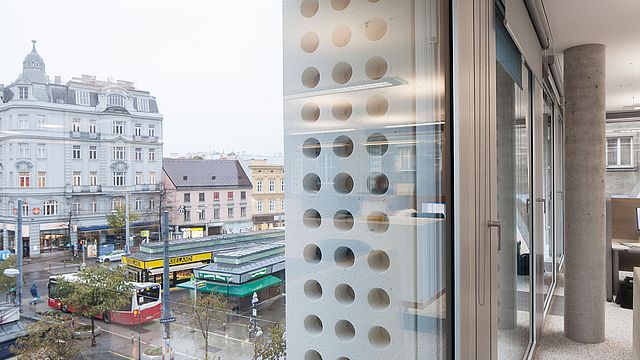 Ein klares Statement: ein urbanes Büro. Hier: Block über den Rochusmarkt. © Walter Oberbramberger
