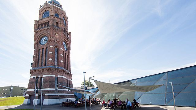 Die WerkX Kuchl zum alten Wasserturm ist mit 530 Sitzplätzen der zentrale Treffpunkt für MitarbeiterInnen © M.O.O.CON / Walter Oberbramberger