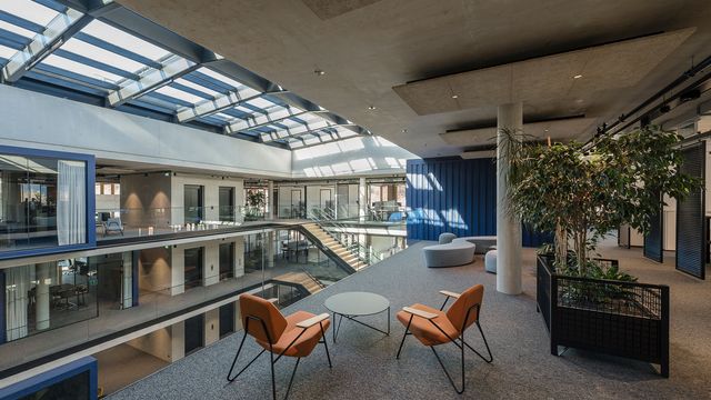 In den vier offen gestalteten Obergeschoßen befinden sich permanente Arbeitsplätze und Kommunikationsbereiche. | © Thilo Härdtlein Fotografie 