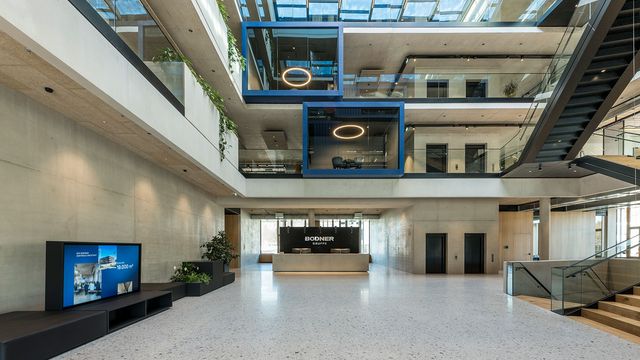 Die halböffentliche Erdgeschoßzone beherbergt Empfang, Cafeteria, Gastronomie und Besprechungsräume für externen Besuch. | © Thilo Härdtlein Fotografie