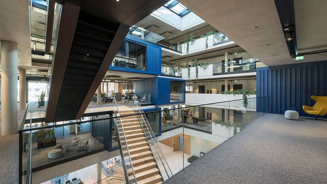 Vom Bewegungsraum im Souterrain bis zur Dachterrasse für das soziale Miteinader – das Wohlbefinden der Belegschaft wird hier großgeschrieben. | © Thilo Härdtlein Fotografie 