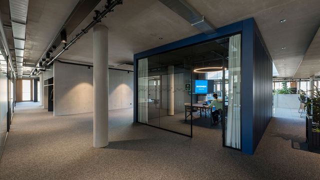 Rückzugs- und Meetingräume inmitten der offenen Bürogeschoße garantieren konzentriertes Arbeiten. | © Thilo Härdtlein Fotografie 
