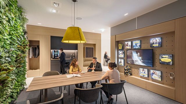 Cafébar mit Pflanzenwand – ein Ort, den KundInnen wir MitarbeiterInnen nutzen. © Hertha Hurnaus
