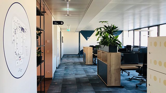 Der offen gestaltete Workspace schafft mehr Verbundenheit und kurze Kommunikationswege zwischen den MitarbeiterInnen. Innenarchitektur: Schönstil/ © STRABAG