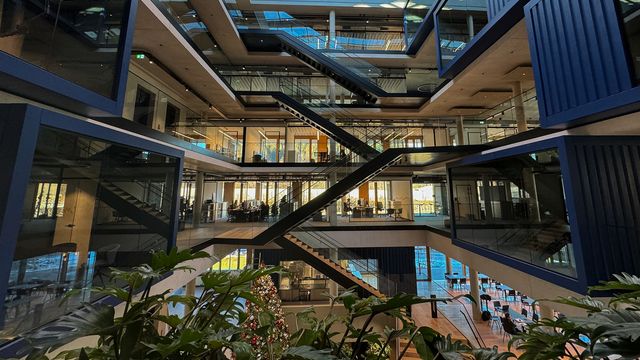 Im zentralen Atrium finden sich großzügige Möglichkeiten zur Unternehmenspräsentation. | © BODNER Gruppe