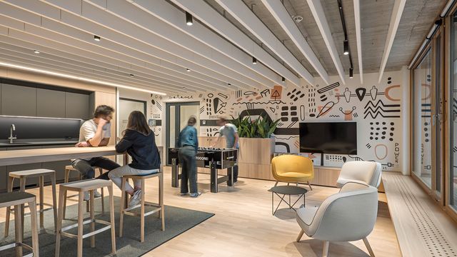 Einer der Lounges, die den Mitarbeiter:innen sowohl zu Erholung als auch zum Vernetzen und informellen Zusammenarbeiten dienen. © M.O.O.CON / Hertha Hurnaus