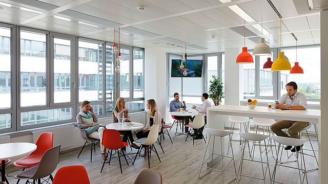 Hier trifft man sich – die GSK Cafeteria am neuen Standort im Wiener Euro Plaza. © Rupert Steiner