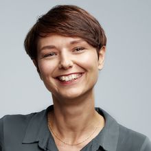 Elisabeth Harzhauser <br> M.O.O.CON