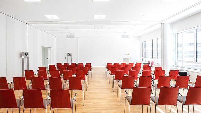 Der lichtdurchflutete Seminarraum im Smart Campus © M.O.O.CON / Walter Oberbramberger