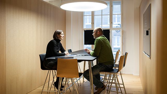 Ruhige Gesprächsatmosphäre in Meetingräumen mit verschiedenen Größen. © Walter Oberbramberger
