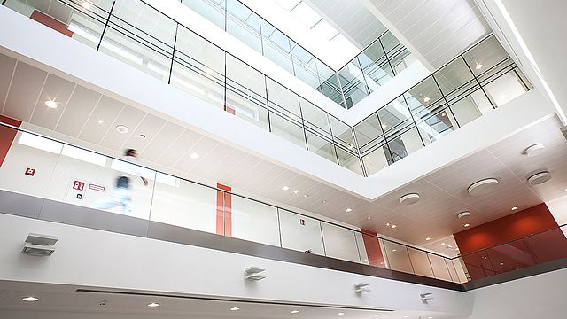 Transparenz und Licht ziehen sich durch den gesamten Smart Campus © M.O.O.CON / Walter Oberbramberger