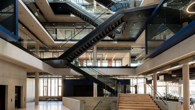 Im zentralen Atrium finden sich großzügige Möglichkeiten zur Unternehmenspräsentation. | © Thilo Härdtlein Fotografie 