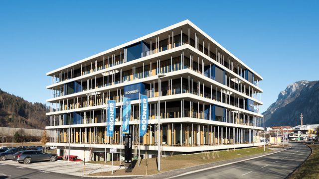 Firmenzentrale mit Identifikationspotenzial – das neue Haus ist schnell zur heimatlichen Anlaufstelle avanciert und tut dem betrieblichen Zusammenhalt gut. | © Thilo Härdtlein Fotografie