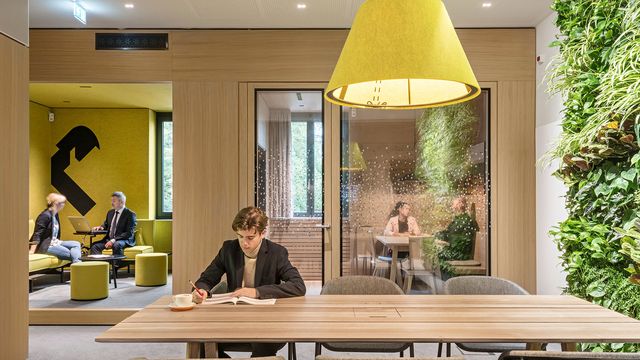 Die Cafébar bietet MitarbeiterInnen wie auch KundInnen Raum. © Hertha Hurnaus