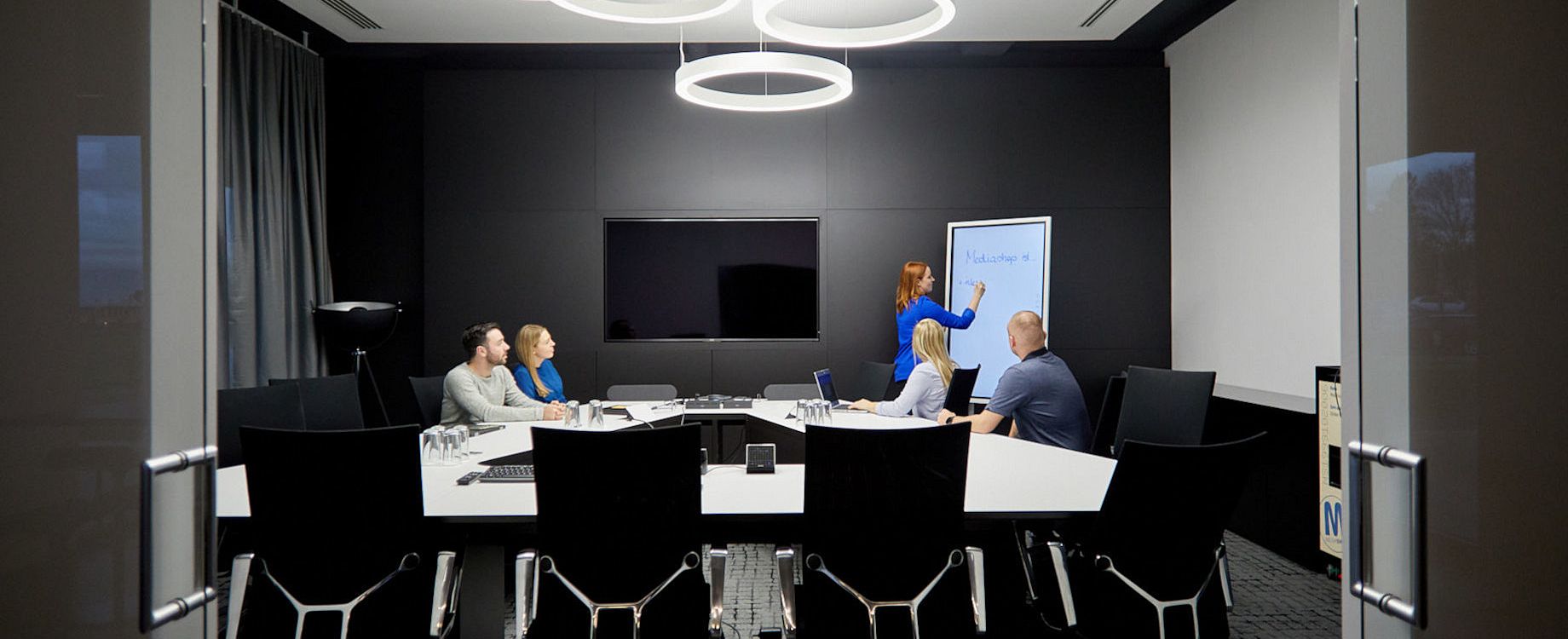 Besprechung im großzügigen Meetingbereich, nicht nur medientechnisch up to date. © M.O.O.CON / Walter Oberbramberger 