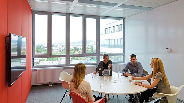 Mittelgroßer Meetingraum. Alle verfügen über moderne Medientechnik. © Rupert Steiner