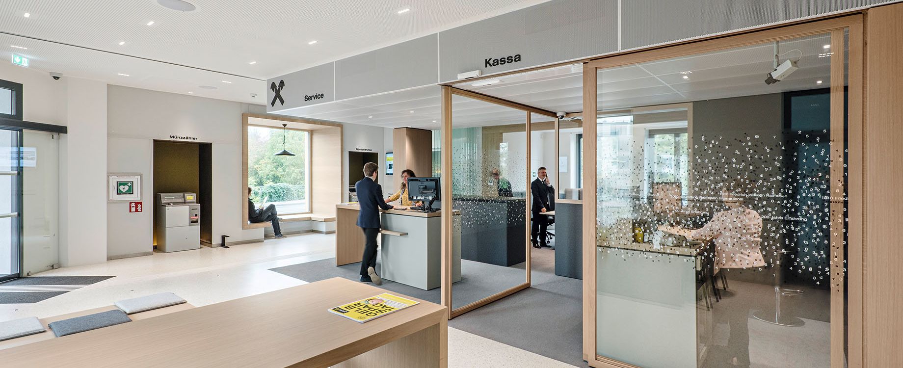 So sehen sie aus: Die neuen Bankstellen der Raiffeisenregionalbank St. Pölten. © Hertha Hurnaus