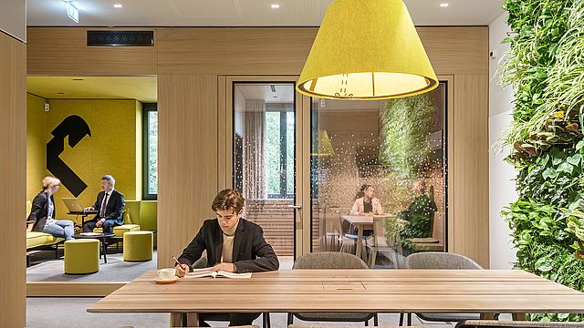 Die Cafébar bietet MitarbeiterInnen wie auch KundInnen Raum. © Hertha Hurnaus