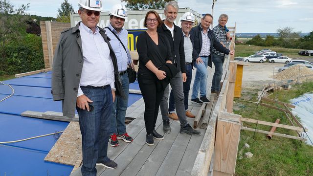 Das Projektteam bestehend aus Vertreter:innen des Kunden, des Generalplaners, der Generalunternehmers und uns vereint auf der Baustelle. © MAM