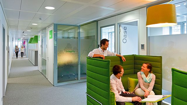 Meeting-Kojen durchsetzen das Büro. Sie bieten Raum für informelle Besprechungen. © Rupert Steiner