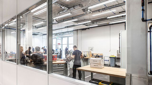 Die Werkstätten im Erdgeschoss des Smart Campus – ein angenehmer Arbeitsplatz © M.O.O.CON / Walter Oberbramberger