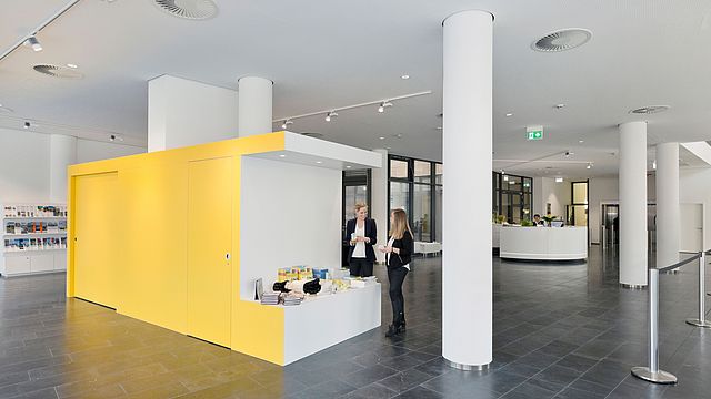 Das großzügige Foyer mit Service- und KundInnenbereich © Andreas Bormann