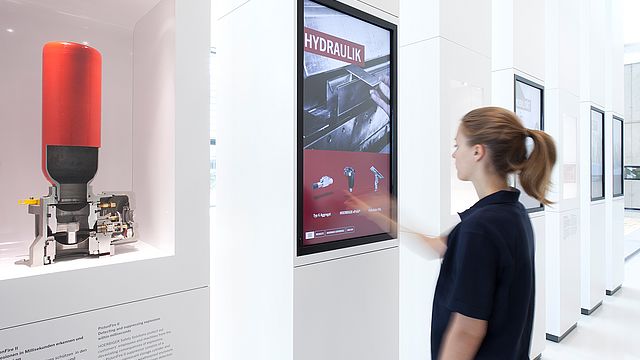Im Hoerbiger Forum können MitarbeiterInnen und BesucherInnen über Touchscreens in die Vergangenheit des Unternehmens blicken. © Walter Oberbramberger