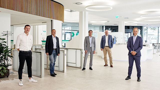 Das Kernteam der SVS Sanierung blickt auf eine 5-jährige, gute Zusammenarbeit zurück (v.l.n.r.): Jonas Pastelis (M.O.O.CON), Heinz Schreiber (SVS), Michael Fuchs (SVS), Dirk Agsten (M.O.O.CON) und Michael Schneider (SVS). © M.O.O.CON/W. Oberbramberger