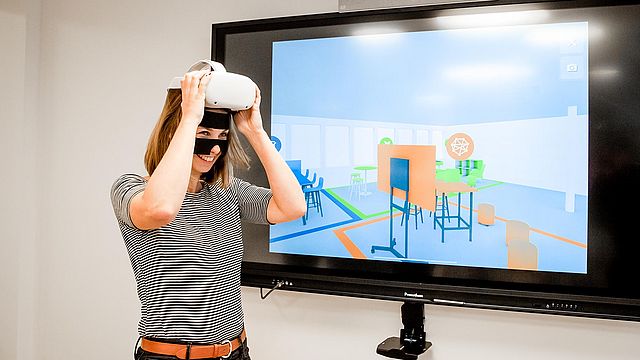 Ein spürbar intensives Erlebnis: Das erste Mal in die fiktionale neue Arbeitswelt einsteigen – via VR-Brille. © Daniel Rachnaev