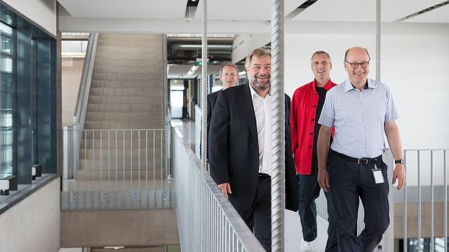 Das Projektteam auf Tour durchs Firmengebäude: Karl Friedl (M.O.O.CON) und Dr. Peter Steinrück (Hoerbiger) in der ersten Reihe (v.l.n.r.) sowie Martin Käfer (M.O.O.CON) und Jakob Dunkl (querkraft Architekten) in der zweiten Reihe (v.l.n.r.) 
