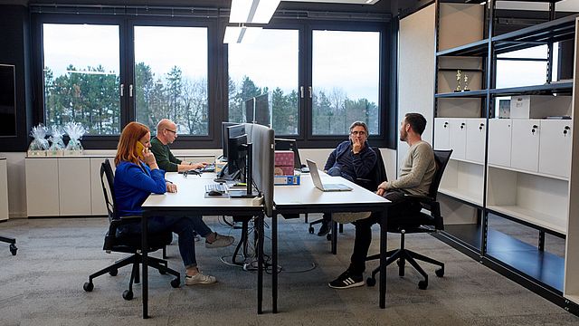 Führungskräfte als VorreiterInnen beim Desksharing an der gemeinsamen Workbench. © M.O.O.CON / Walter Oberbramberger 