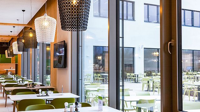 Das Restaurant im Erdgeschoss bietet rund 210 Sitzplätze plus 50 Plätze im Freien. © Romana Fürnkranz