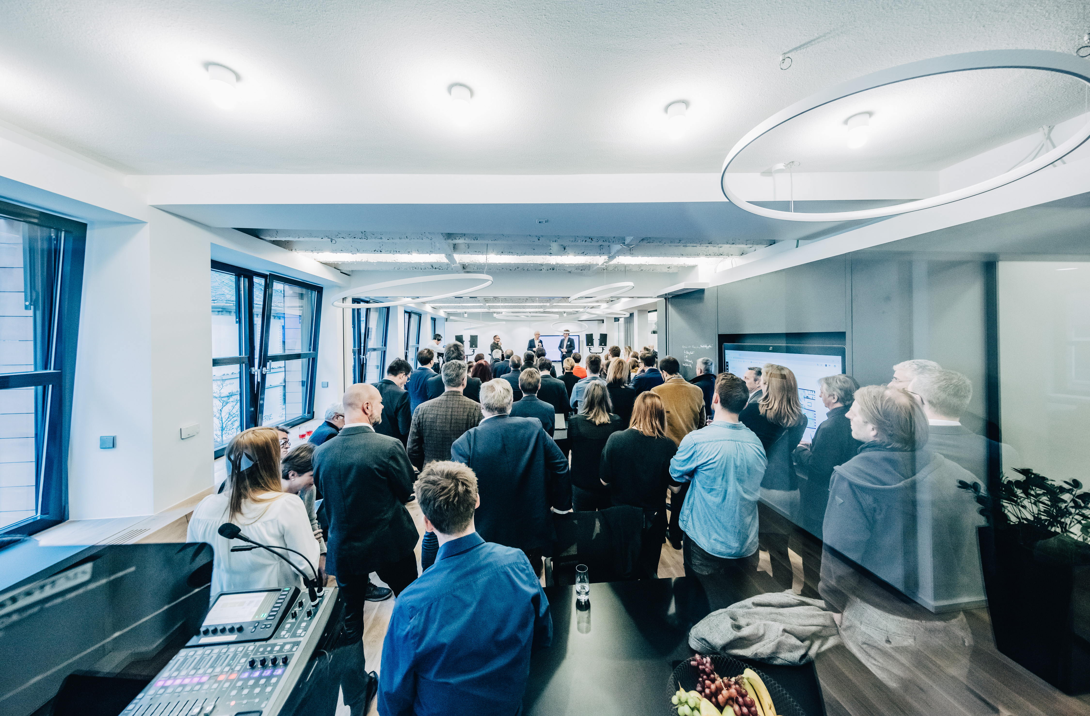 Mehr als 100 Gäste feiern Büro-Eröffnung