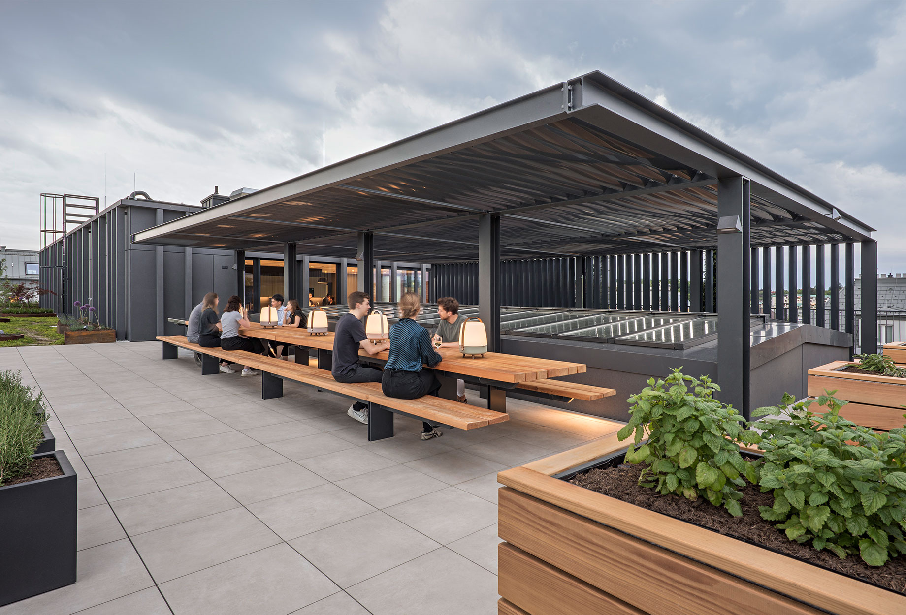 Auch auf der Dachterrasse kann und soll gearbeitet werden. Vernetzen, zusammenarbeiten, aber auch erledigen und erholen ist bei frischer Luft auf dem Dach des raiffeisen corners möglich. © M.O.O.CON / Hertha Hurnaus