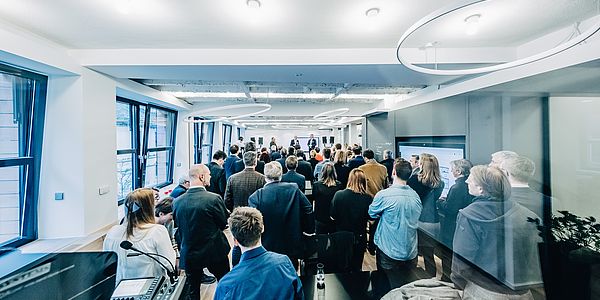 Mehr als 100 Gäste feiern Büro-Eröffnung in Frankfurt